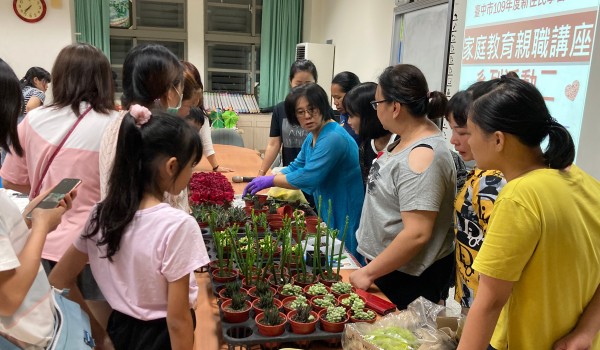 臺中市新住民學習中心(德化國小) 109年度家庭教育親職講座暨親子插花