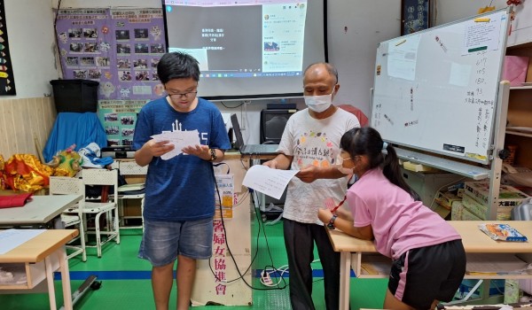 112年度臺中市立大道國民中學新住民學習中心-艾馨-詩詞歌賦學臺語課程