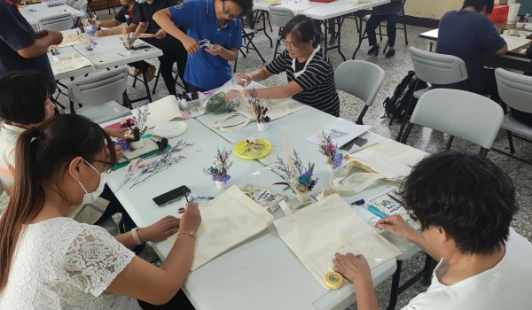 臺中市海區新住民學習中心(永安國小)113年花藝體驗-永生花製作工作坊