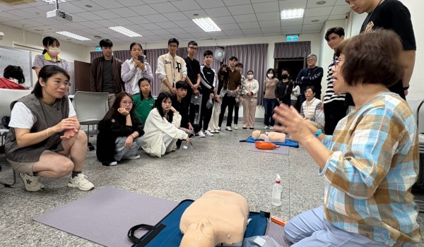 LINE_ALBUM_2025315學華語做CPR+AED_250327_16.jpg