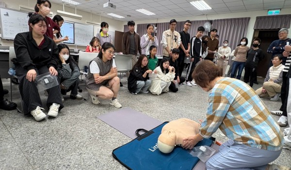 LINE_ALBUM_2025315學華語做CPR+AED_250327_17.jpg