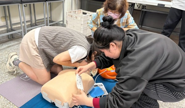 LINE_ALBUM_2025315學華語做CPR+AED_250327_35.jpg