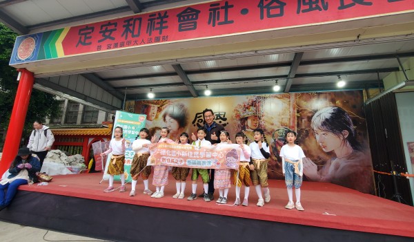 舞台上表演完畢與校長合影.jpg