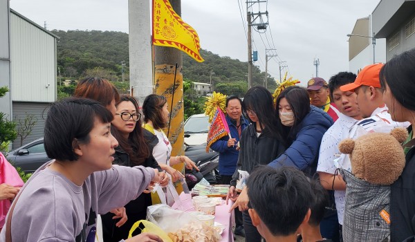 異國美食解說吸引大批信眾.jpg