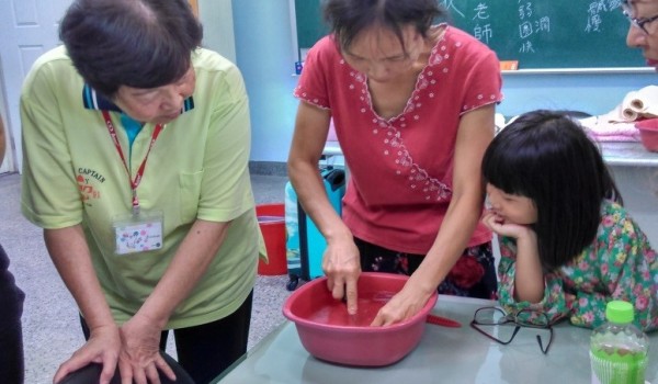 臺中市東勢區中山國小106年新住民學習中心成果報告活動照-有機香草生活應用