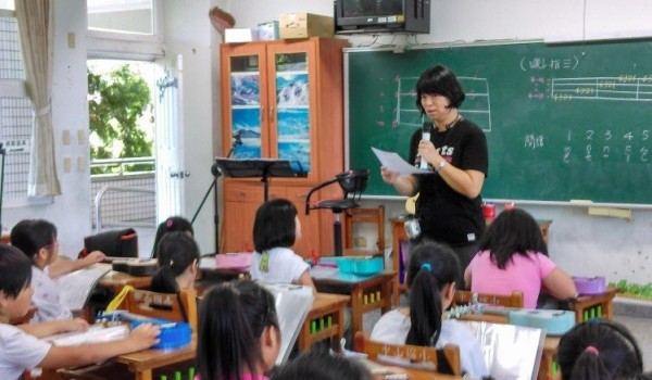 臺中市東勢區中山國小106年新住民學習中心成果報告活動照-新住民子女烏克麗莉學習班