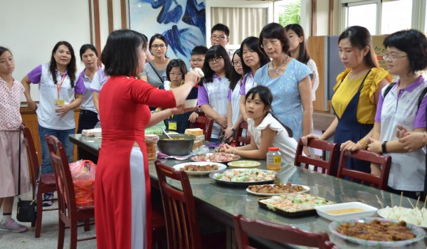 越南講師現場教做美味的南北越小吃.JPG