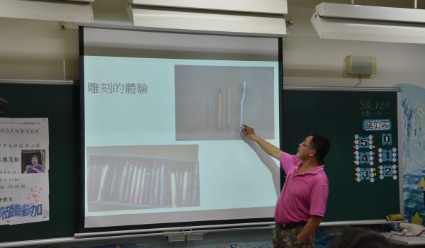 陳講師深入淺出的引導學員進入陶藝世界.JPG