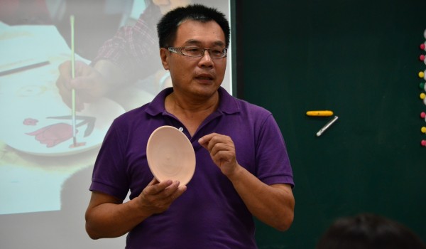 陳窯主交授素坯盤上用釉色料彩繪.JPG