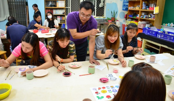新住民學員初次體驗釉下彩.JPG